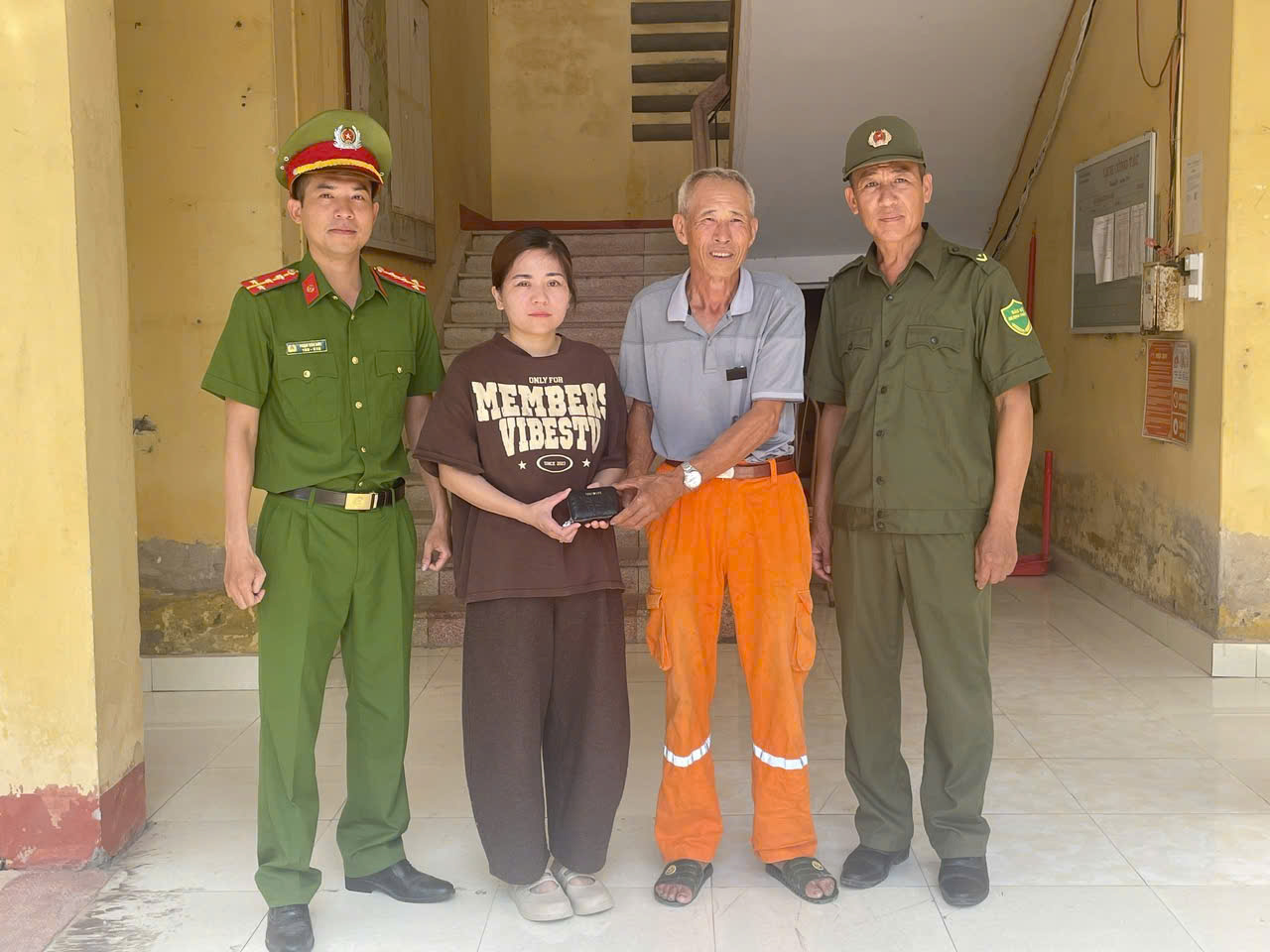 Công an xã Thượng Hồng phối hợp trao trả tài sản cho người đánh mất